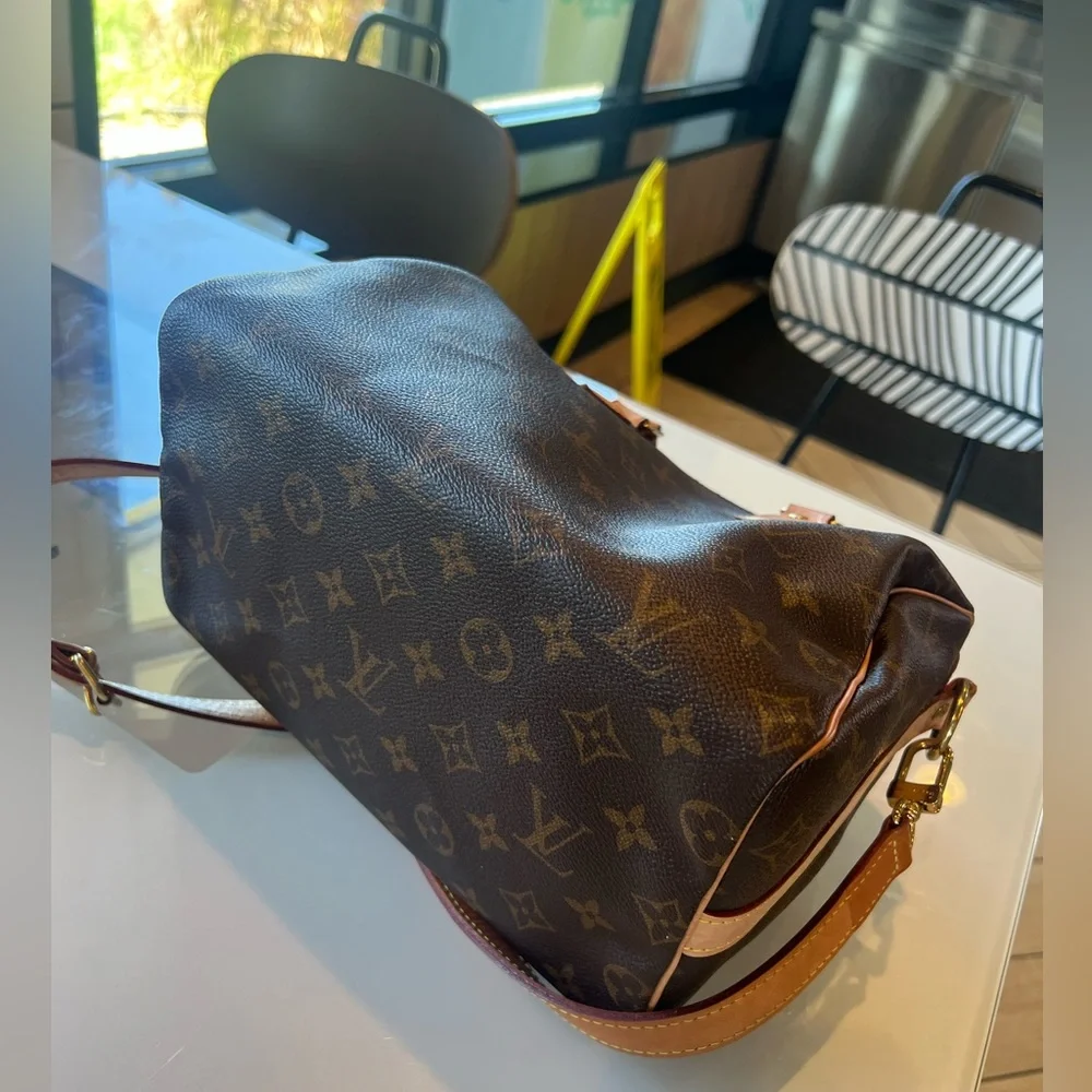 not for sell. Too old
Louis Vuitton Monogram Speedy 25 with Bandouliere strap - Picture 4 of 7